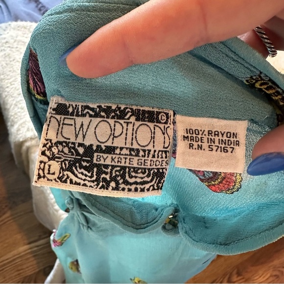 New Options by Kate Geddes 90s Vintage Butterfly Sequin Blouse. Size: Large. - Picture 6 of 6